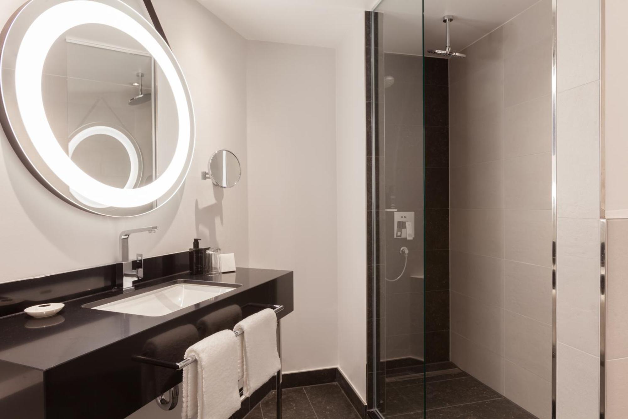 Hotel Elephant Weimar, Autograph Collection Экстерьер фото Bathroom