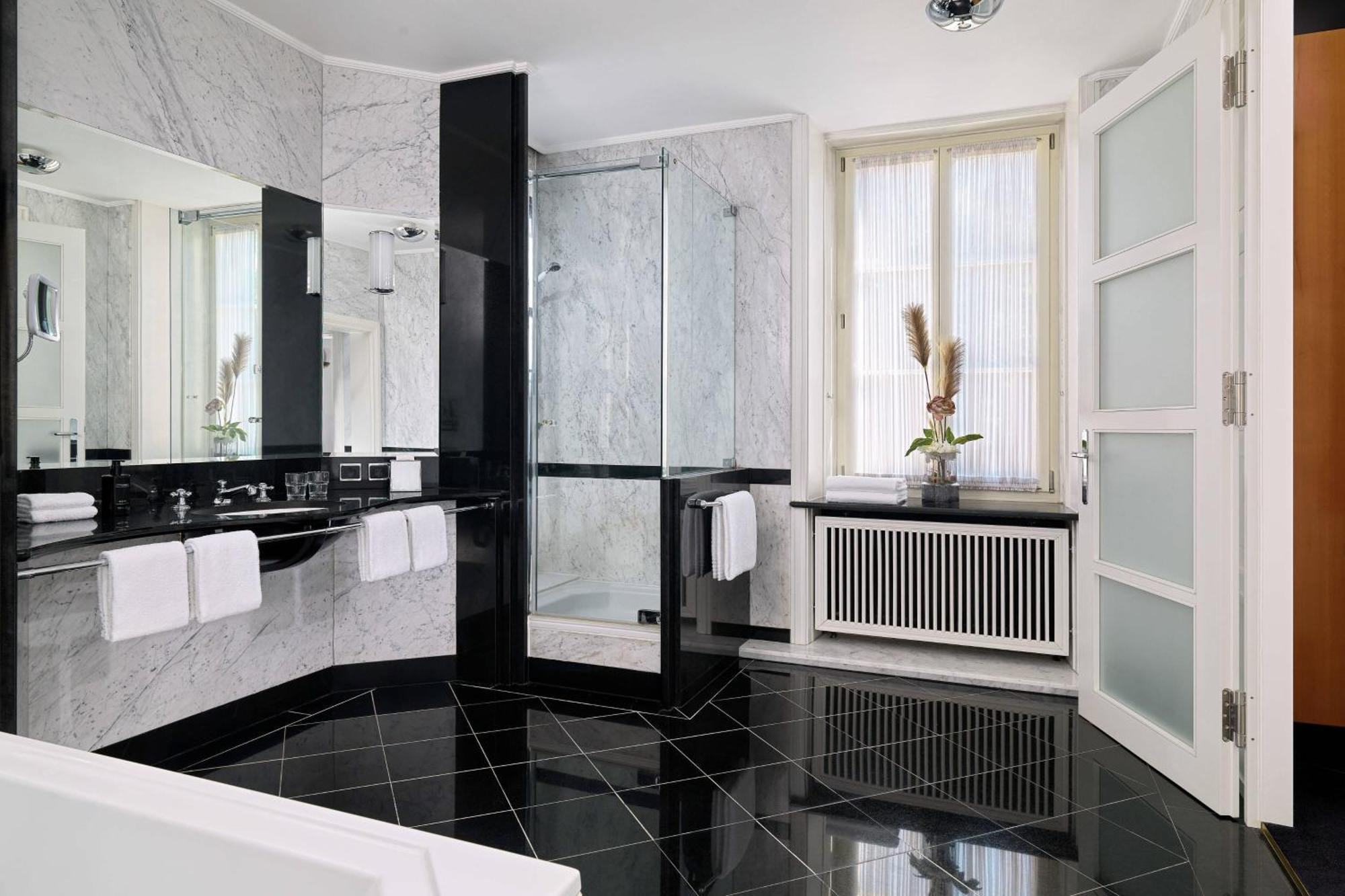 Hotel Elephant Weimar, Autograph Collection Экстерьер фото A bathroom in the hotel