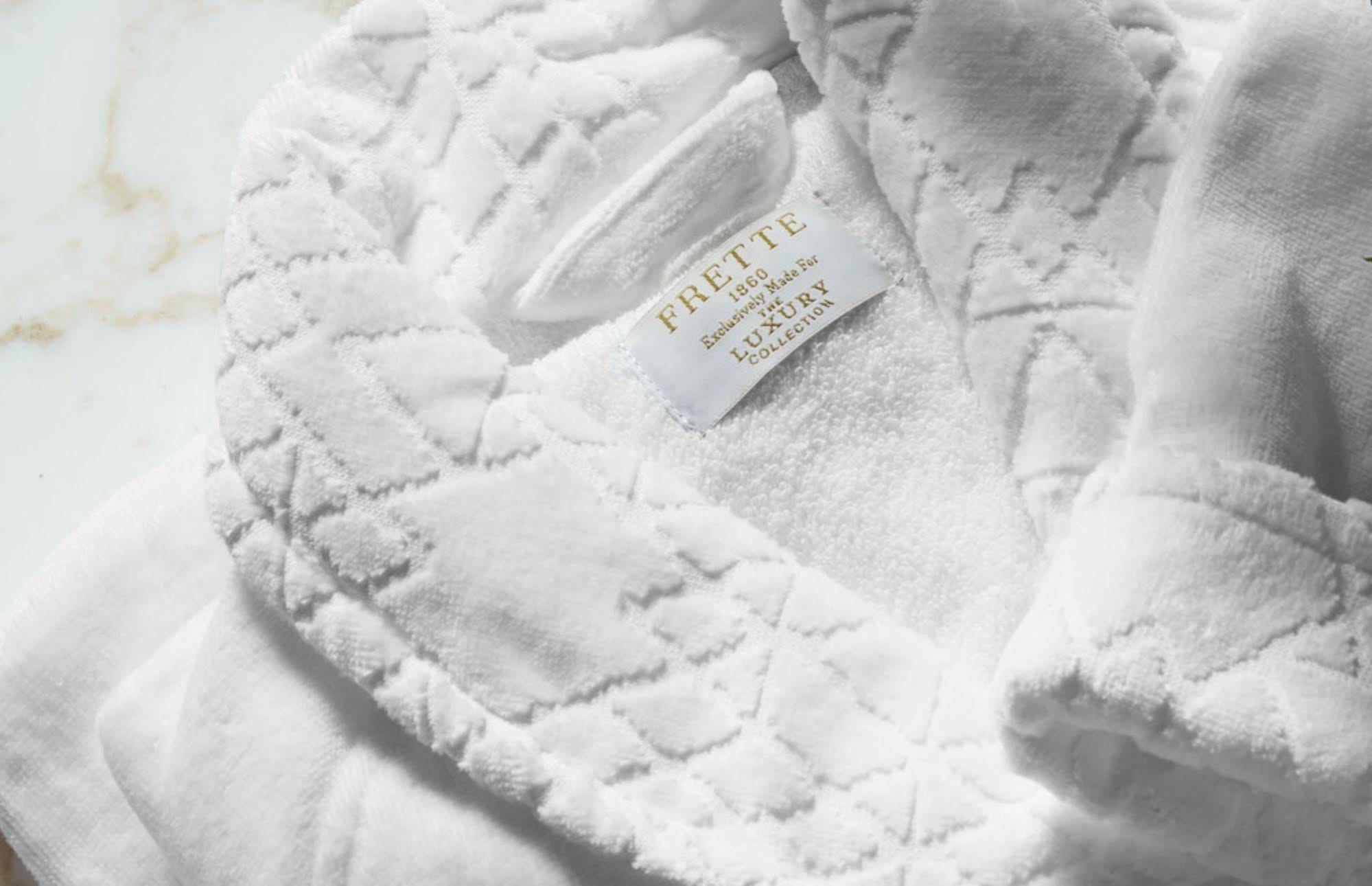 Hotel Elephant Weimar, Autograph Collection Экстерьер фото A bathrobe